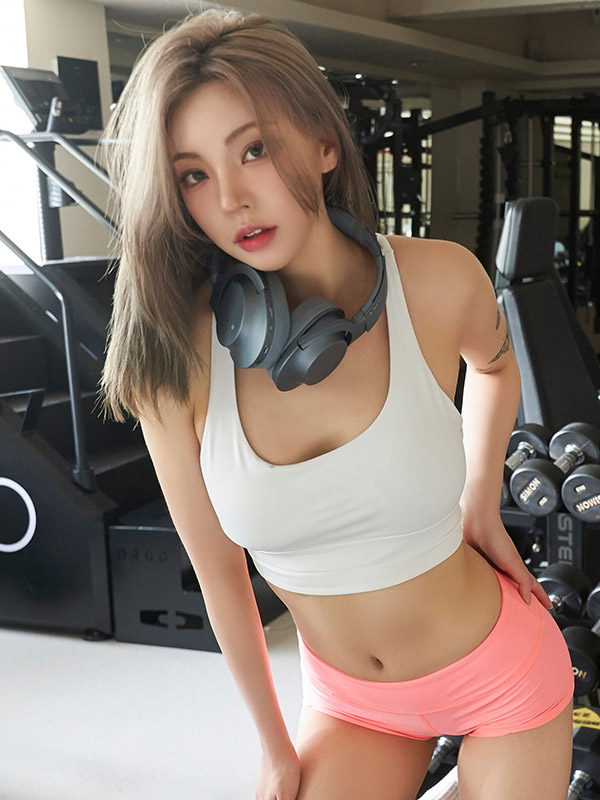 CRAZYGIANT-Yeo-Eun-Leggings-Girl-In-The-Gym-PixiBB